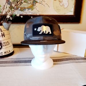 NWT CALIBEAR camouflage hat, adjustable, sweet and distinctive! Snapback